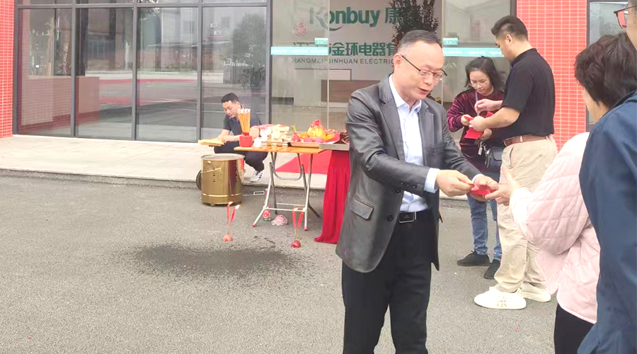 開工好兆頭！金環(huán)電器為全體員工發(fā)放紅包福利！