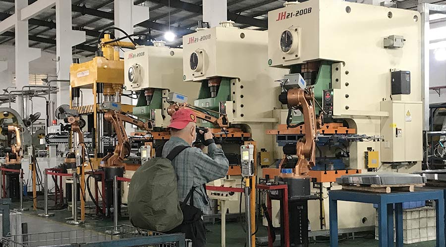 江門(mén)市攝影協(xié)會(huì)蒞臨金環(huán)電器拍攝交流  用鏡頭見(jiàn)證實(shí)力！