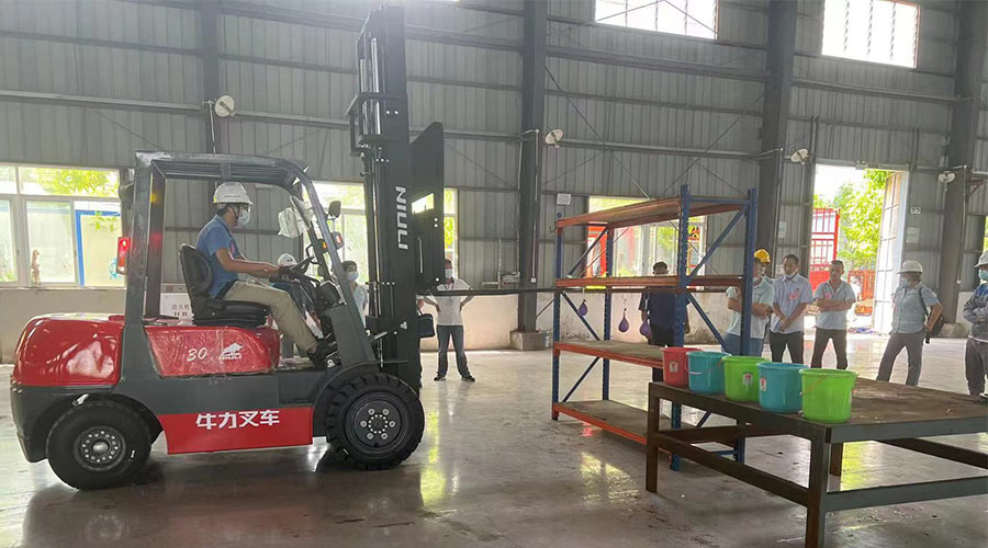 比技能 展風(fēng)采！金環(huán)電器參與鶴城鎮(zhèn)第二屆企業(yè)職工叉車技能競賽